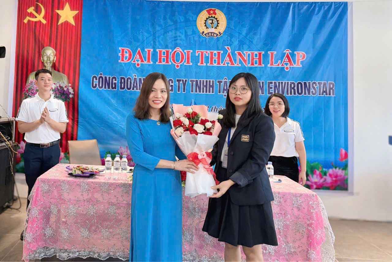 Ba Do Thi Huong - Chu tich Lien doan Lao dong tinh Hung Yen tang hoa chuc mung Cong ty TNHH Tap doan Environstar thanh lap to chuc Cong doan. Anh: Cong doan Hung Yen