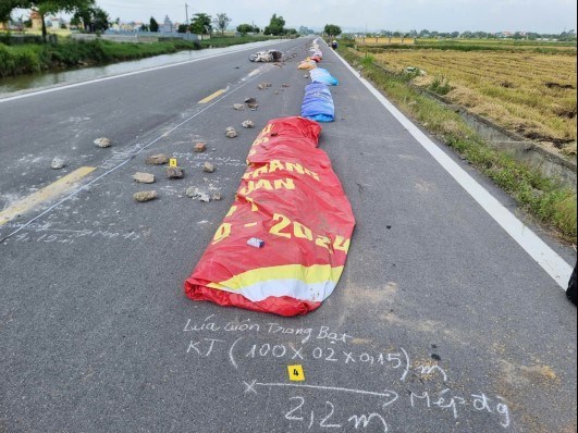 Khởi tố người phơi lúa trên đường, sử dụng luật để xây dựng văn minh giao thông