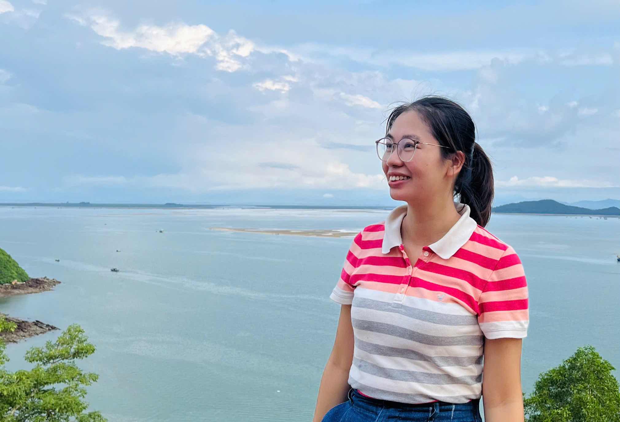Ms. Thu during a survey of the water supply lake on Vinh Thuc island, Quang Ninh. Photo: Character provided