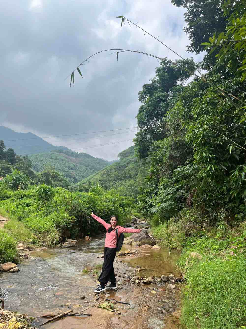 Voi nhieu kinh nghiem lam vien chuc Nha nuoc, chi Thu tu tin buoc ra khoi vung an toan cua ban than. Trong anh, chi Thu trong chuyen khao sat nuoc o Yen Bai. Anh: Nhan vat cung cap
