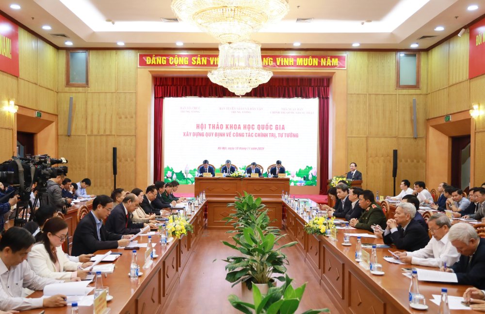 Hoi thao khoa hoc quoc gia “Xay dung Quy dinh ve cong tac chinh tri, tu tuong“. Anh: Tran Vuong