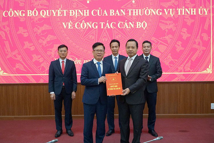 Bi thu Tinh uy Dien Bien Tran Tien Dung trao quyet dinh dieu dong, phan cong nhan nhiem vu Truong ban To chuc Tinh uy Dien Bien. Anh: Le Lan