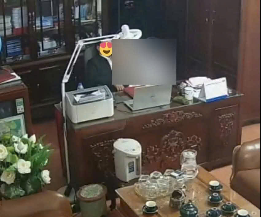 Xác minh tin người đàn ông có hành động thân mật với nhiều phụ nữ ở phòng làm việc