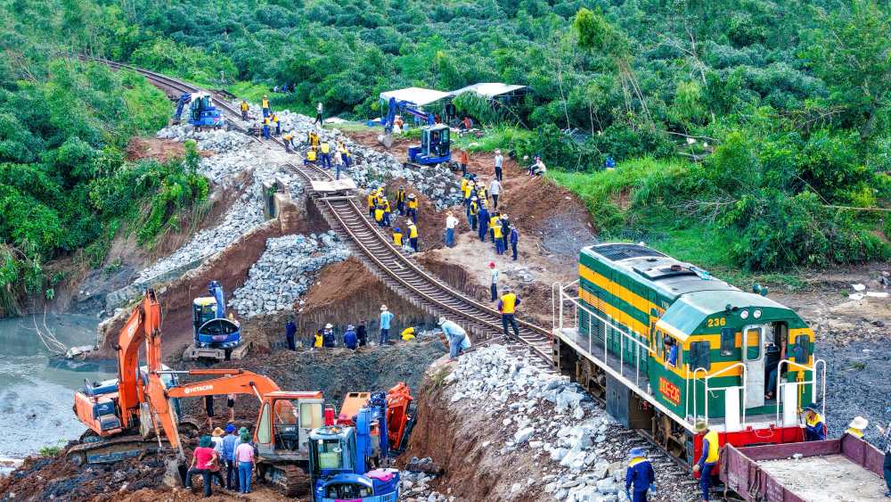 철도 부문은 11월 10일 저녁 6시에 남북 열차 노선을 개통하기 위해 노력하고 있습니다. 사진: Tin Nguyen