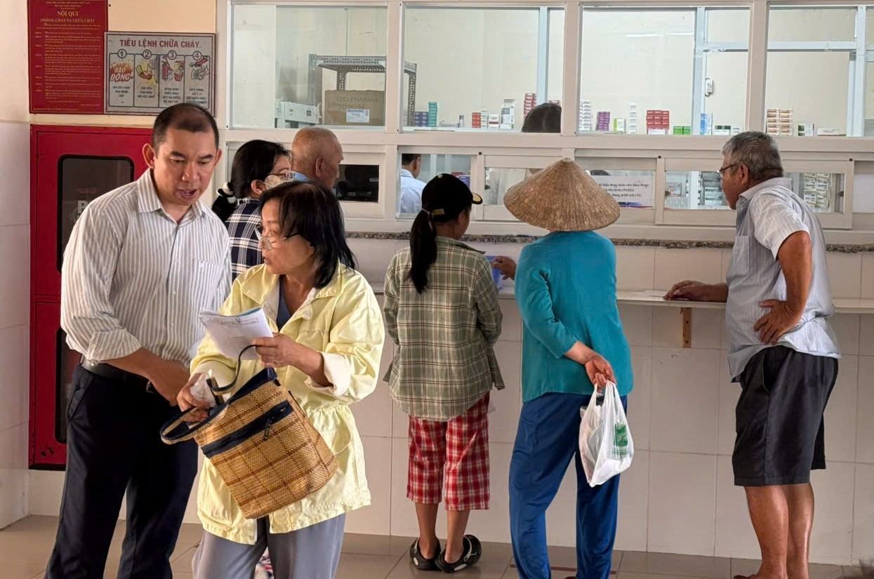 Nguoi dan den tham kham tai Benh vien