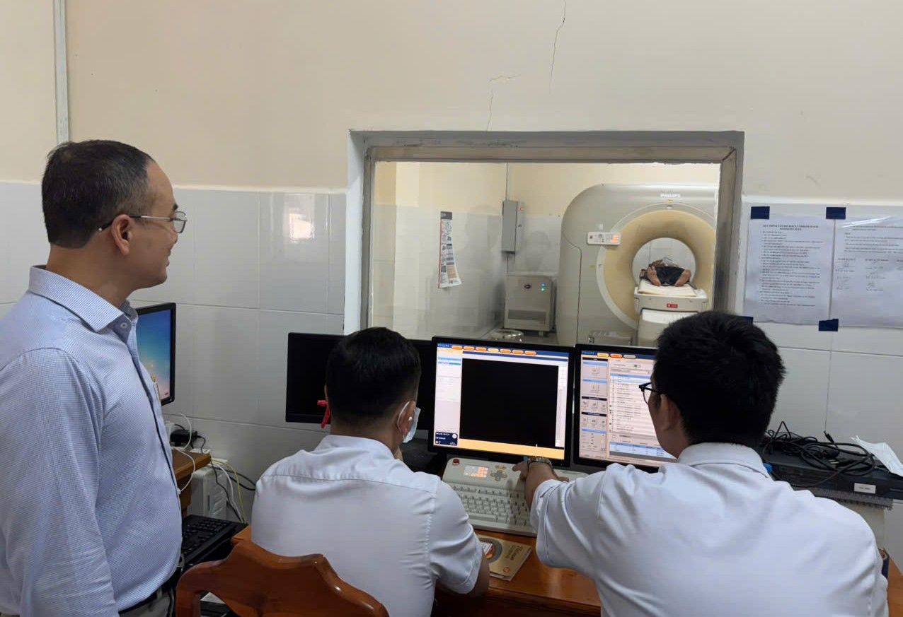 E-kip chup CT cho nguoi benh. Anh: Hong Nhu