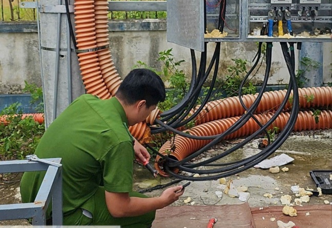 Cong an Thang Binh, Da Nang kiem tra hien truong vu trom day cap dien khien 1 Cong ty ngung hoat dong. Anh: CACC