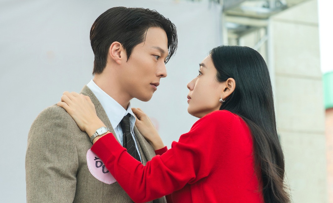 영화 속 장기용 안은진. 사진: 제작사/넷플릭스