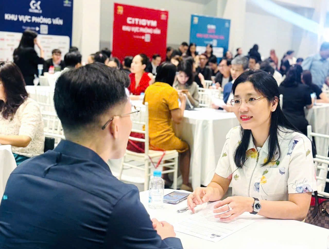 Ba Tran Thi Thanh Van – Pho Tong Giam doc Novaland Group phong van ung vien truc tiep tai su kien. Anh: NovaGroup