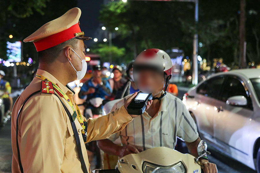 Việc kiểm soát vi phạm về nồng độ cồn được triển khai thường xuyên, liên tục. Ảnh: Thế Kỷ