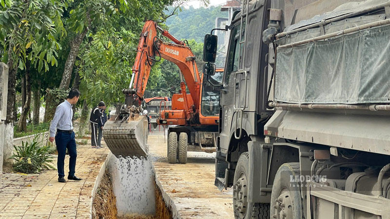 La calle Nhac Son en el barrio de Lao Cai esta en proceso de renovacion. Foto: Dinh Dai