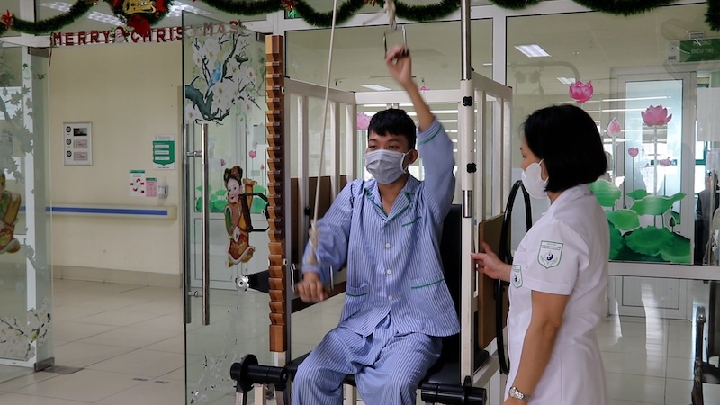 After just one night, the 24-year-old man, without underlying disease, had to face severe sequelae from a stroke. Photo; My Linh