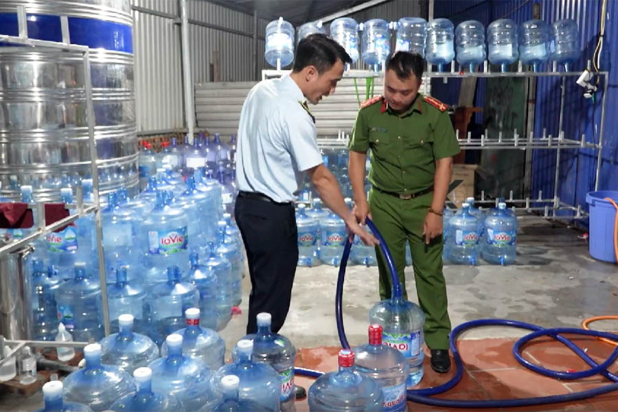 La policia confisco mas de 500 botellas de agua Lavie falsas. Foto: CAHN
