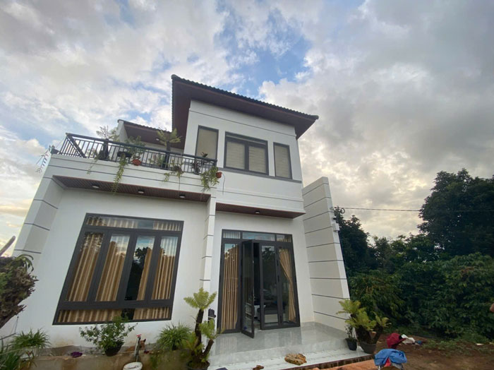 Can nha khang trang trong lang cua gia dinh anh Xing. Anh: Mai Hoa