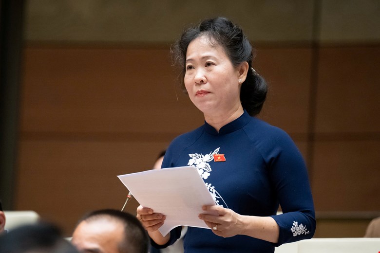 To Ai Vang代表(カントー代表団)は、公的医療施設の職員や労働者に対する手当や雇用奨励金を明確に定義することを提案した。写真: Quochoi.vn