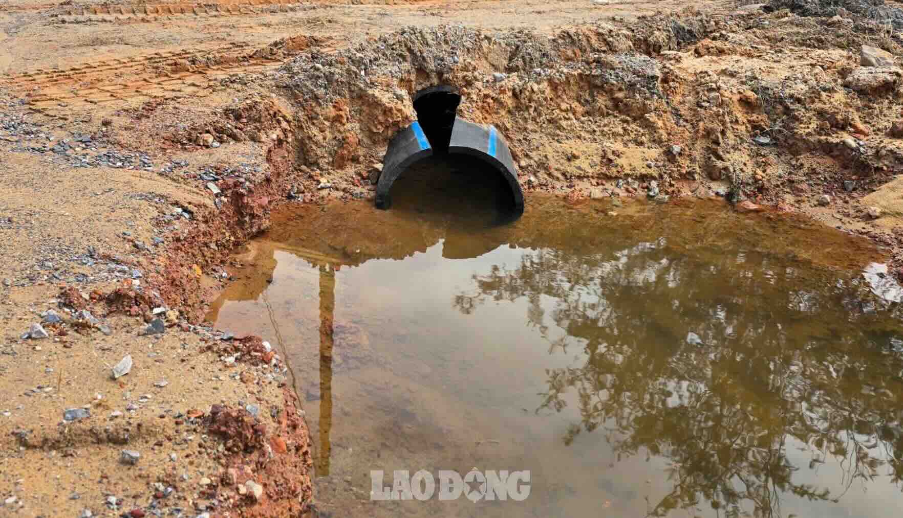 Nuoc duoc noi vao he thong cong thoat nuoc duong gan do. Anh: Cong Sang