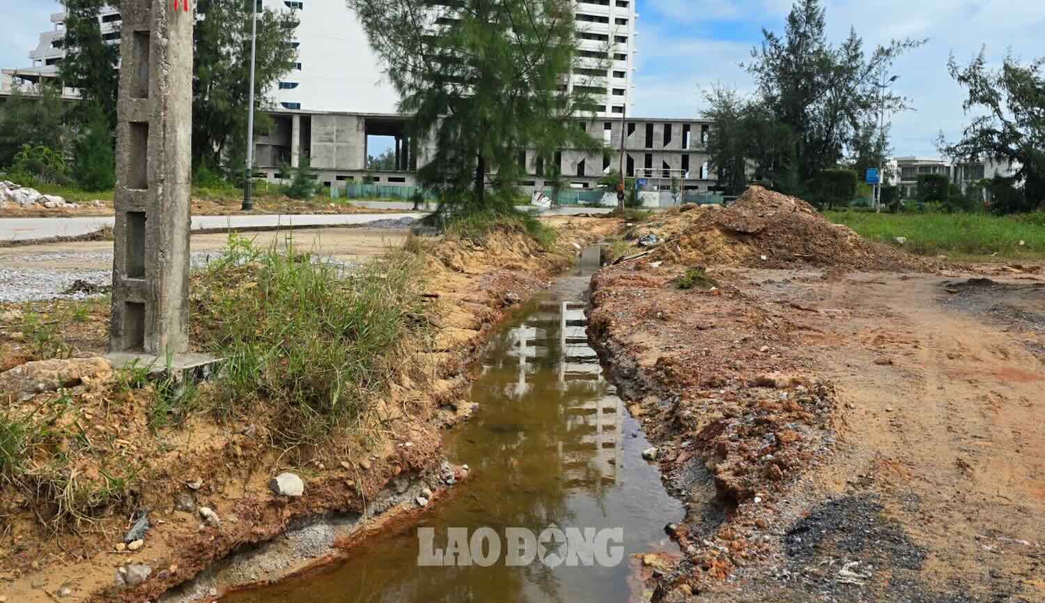 The authorities have taken temporary measures to drain water from the road, which often turns into "reservoirs" during heavy rains. Photo: Cong Sang