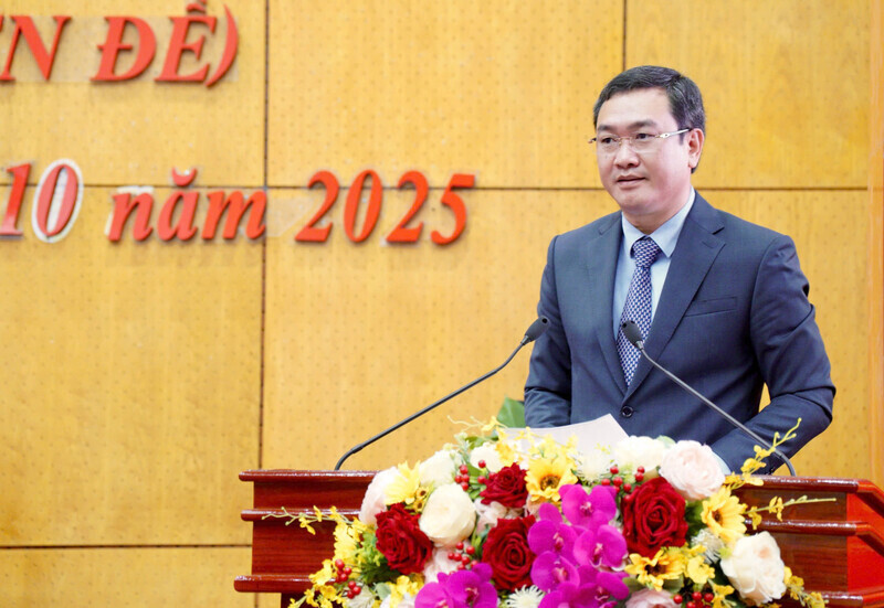 Chairman of Lang Son Provincial People's Committee Nguyen Canh Toan has just signed a decision on the assignment of work to the Chairman and Vice Chairmen of the Provincial People's Committee after completing the apparatus. Photo: Khanh Linh