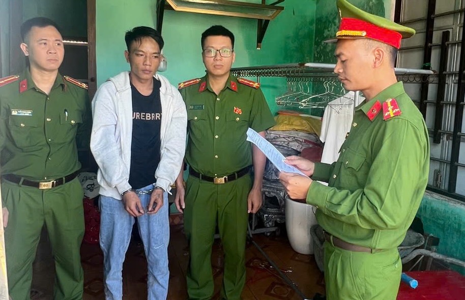 The Investigation Police Agency executed a criminal detention order against Hoang Trong Hieu for drug-related crimes. Photo: Quang Tri Police