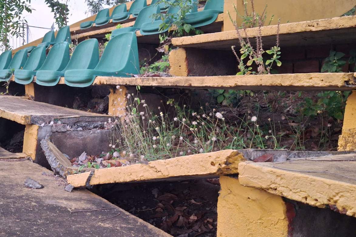 Nhieu hang muc da xuong cap o san van dong. Anh: Ta Quang