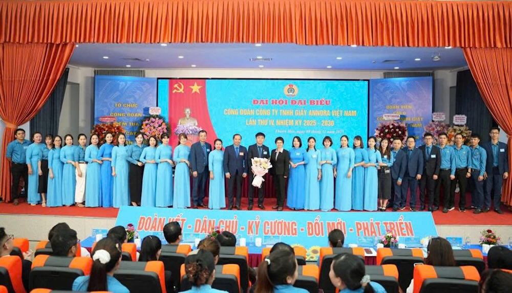 The Executive Committee of the Trade Union of Annora Vietnam Shoes Company Limited for the 2025-2030 term, term IV, launched the Congress. Photo: Thanh Hoa Trade Union