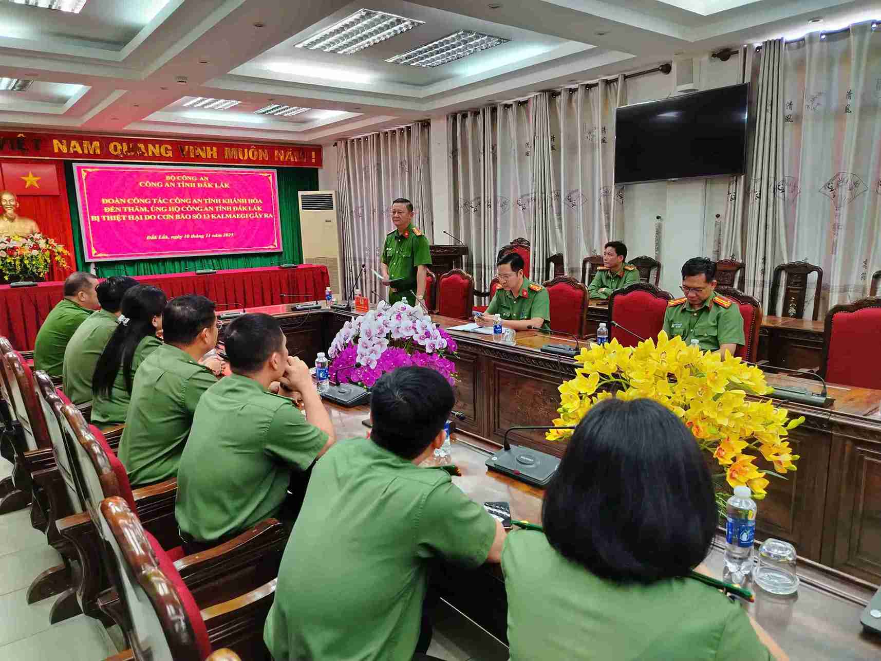 Quang canh buoi lam viec. Anh: Cong an cung cap