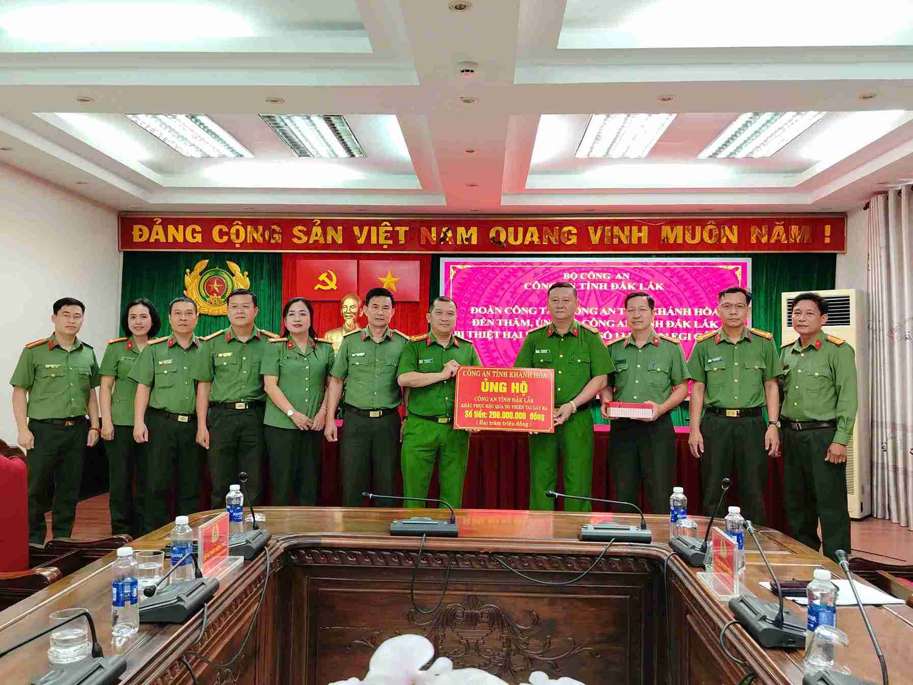 Khanh Hoa Provincial Police support people affected by natural disasters in Dak Lak. Photo: Provided by the police