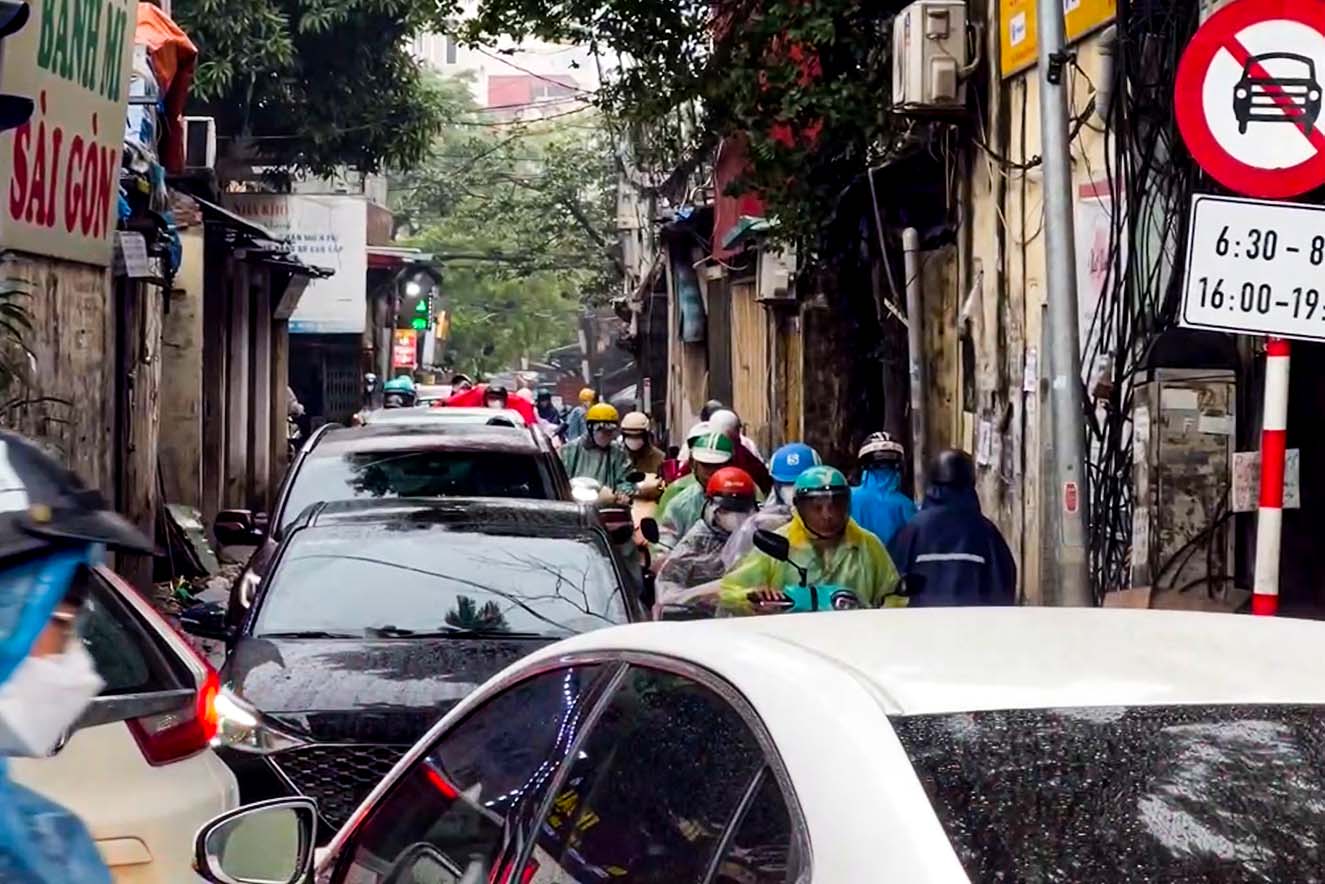 응우옌캉 381번 골목은 끊임없는 교통 체증으로 숨 막히고 주민들은 확장 프로젝트를 애타게 기다리고 있습니다