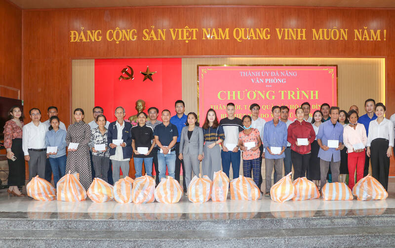 On November 10, Chief of Office of the Da Nang City Party Committee Tran Thang Loi presented gifts to people in difficult circumstances in Vu Gia commune affected by flooding. Photo: Da Nang City People's Committee