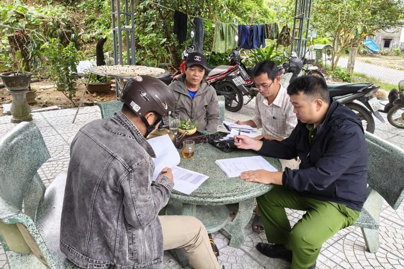 Can bo phuong Hai Van, TP Da Nang den tan nha dan de huong dan. Anh: Tran Thi