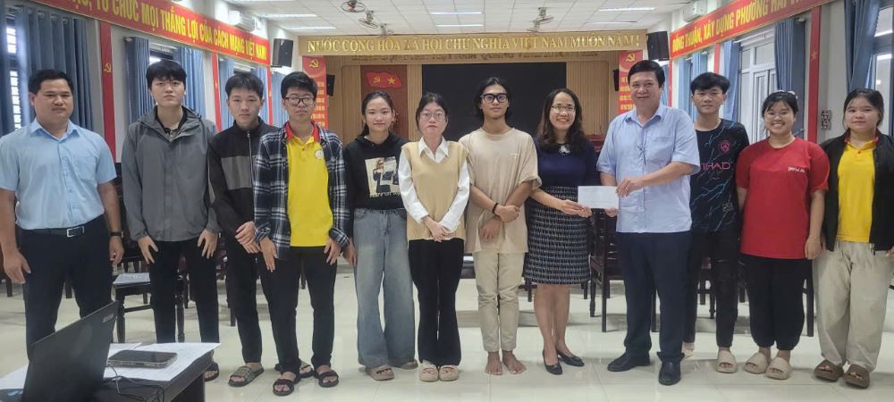 Ong Nguyen Thuc Dung, Chu tich UBND phuong Hai Van tang qua dong vien sinh tinh nguyen trong Chien dich. Anh: Huu Nghia