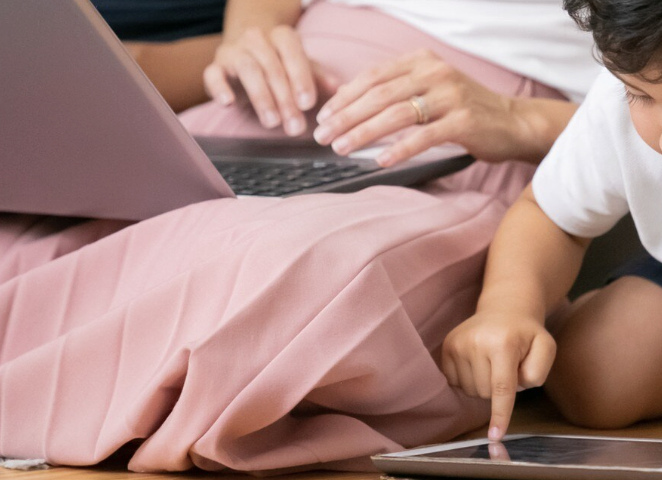 When the screen lost the childhood of the child. Photo: Thuy Duong