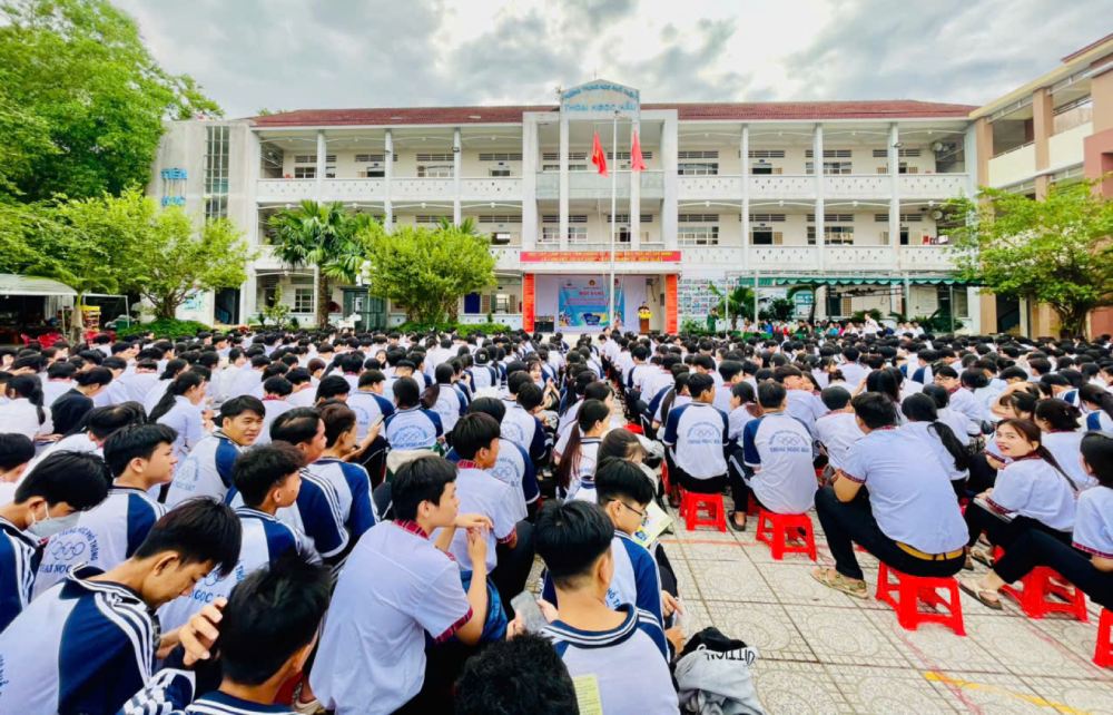 Gan 800 em hoc sinh tham gia buoi tuyen truyen. Anh: Phuong Vu