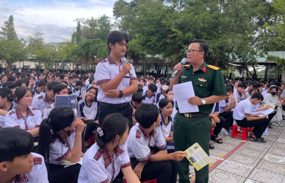 Propagating the law to students in the border area of An Giang province. Photo: Phuong Vu