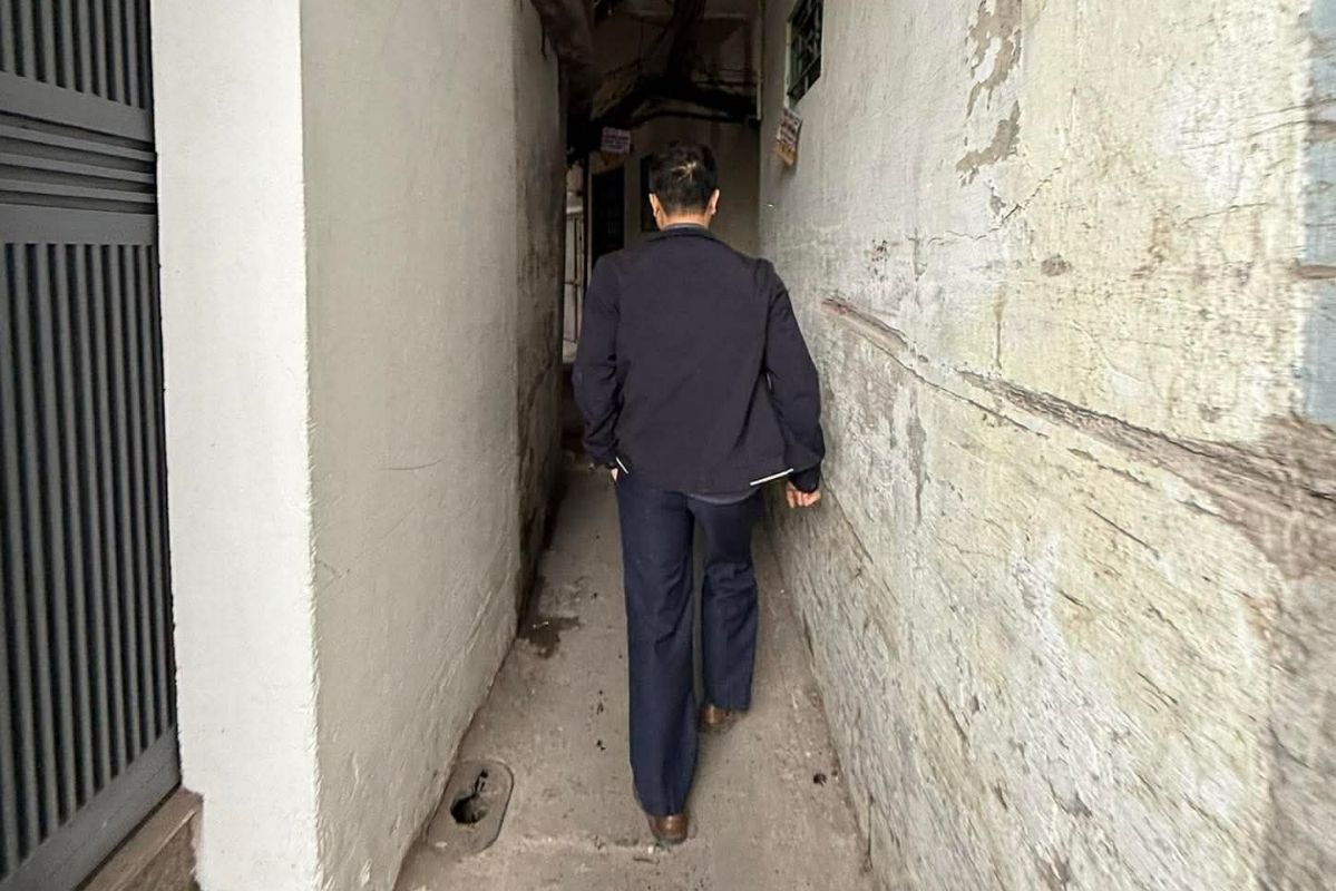 Nha trong ngo sau hun hut, chi du 1 nguoi lach qua. Anh: Ha Linh 