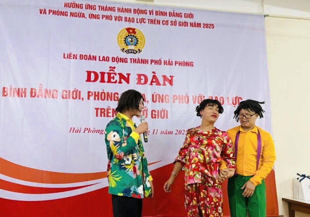 ハイフォン縫製工場でのジェンダー平等とジェンダーに基づく暴力防止に関するフォーラムでの寸劇。写真: ハイフォン市労働総同盟