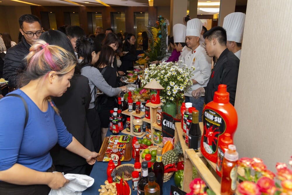 ភ្ញៀវទេសចរណ៍ទទួលបទពិសោធន៍ធ្វើម្ហូបនៅ