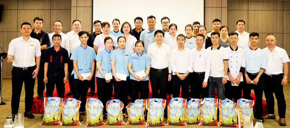 The National Assembly Guest House Trade Union in Da Nang presented gifts to support union members and workers affected by floods. Photo: Da Nang Trade Union.
