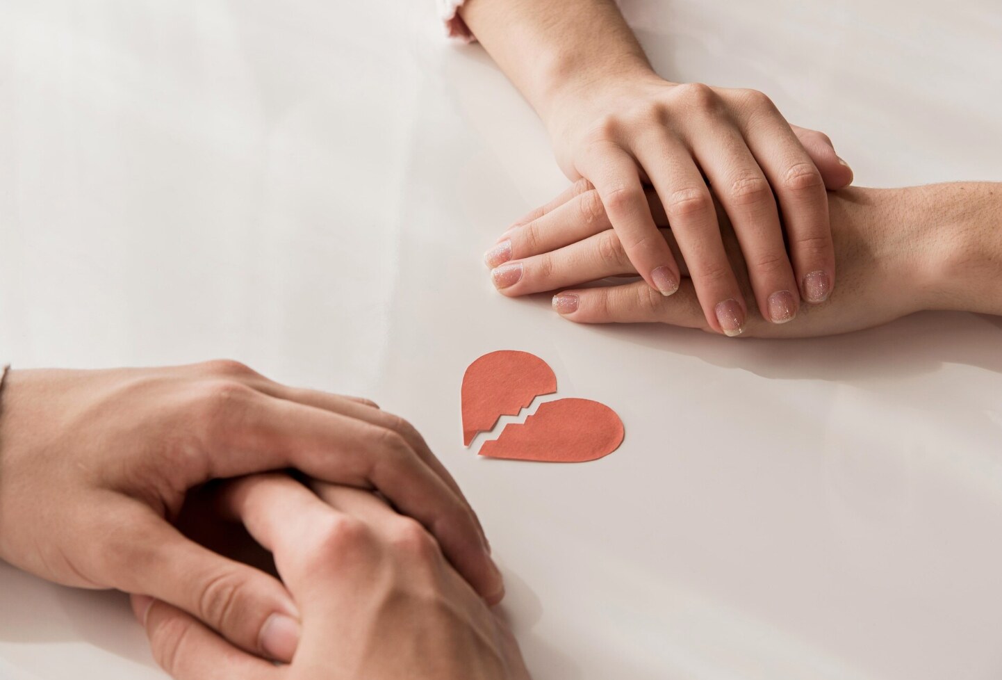 Is emotional distance from husband a sign of a rift? Photo: Thuy Duong