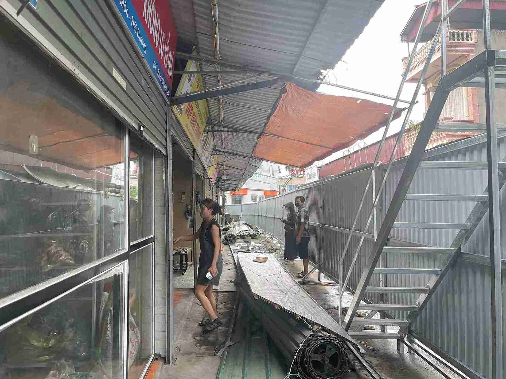 Nhiều gian hàng trong chợ Kinh Môn bị quây tôn, giăng dây thép gai khiến việc buôn bán đình trệ. Ảnh: Hải Minh