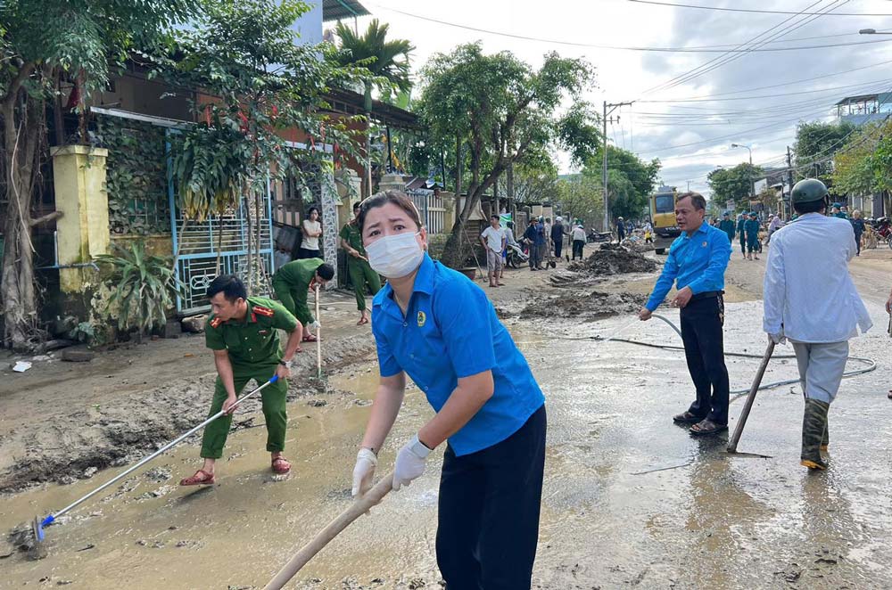 The Trade Union of Dai Loc Commune, Da Nang coordinated to clean up the environment after floods. Photo: Dai Loc Labor Union.