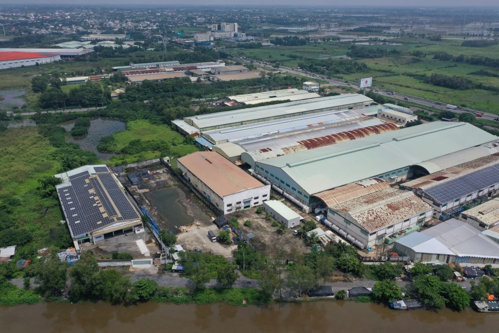 Doi dien khu dat quy hoach du an Berjaya la cac khu cong nghiep, nha xuong hoat dong nhon nhip, tao nen su doi lap giua khu vuc phat trien va khu dat “an binh bat dong”.