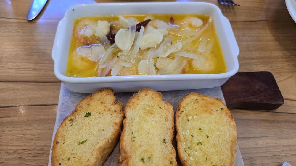 Garlic shrimp paste served with bread will be a delicious, nutritious lunch dish for a quick lunch. Photo: Tuan Dat