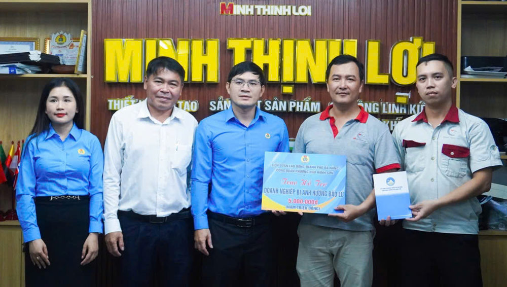 El Sindicato de la comuna de Ngu Hanh Son en Da Nang apoya a las empresas y trabajadores afectados por las tormentas e inundaciones. Foto: Sindicato de Ngu Hanh Son.