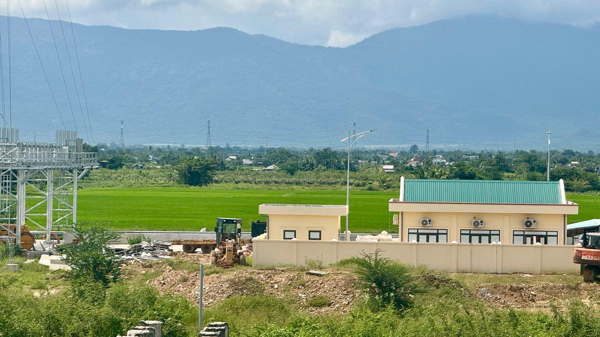 Nha dieu hanh tram thu phi tai nut giao Quoc lo 28B. Anh: Duy Tuan