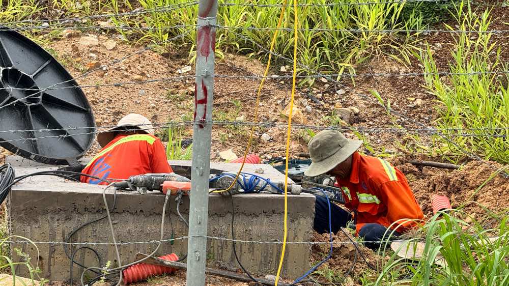 Cong nhan thi cong he thong cap truyen du lieu cho camera. Anh: Duy Tuan