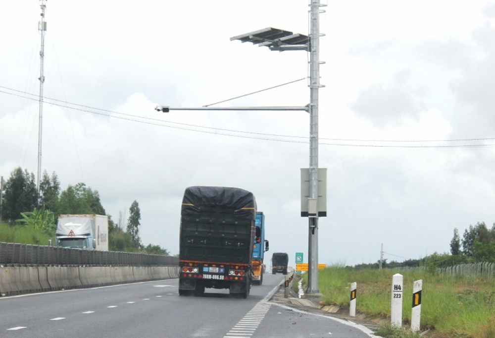 Mot tru camera giam sat giao thong tren cao toc Vinh Hao - Phan Thiet. Anh: Pham Duy