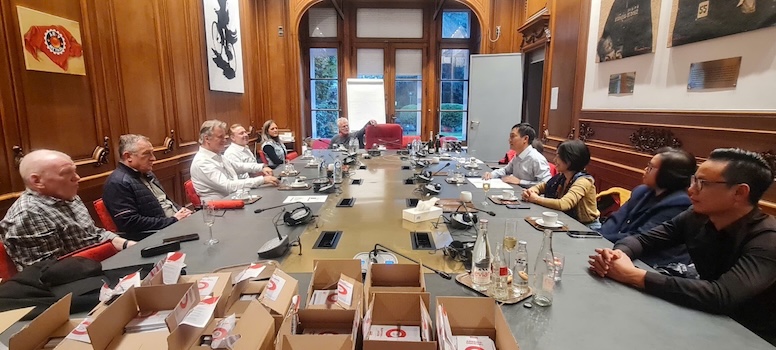 Buoi trao doi chuyen de ky nang thuong luong, ky ket Thoa uoc lao dong tap the. Anh: CDN