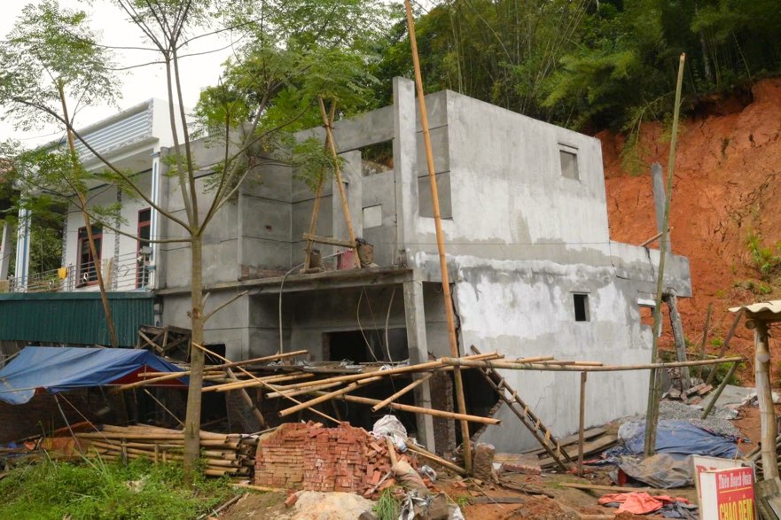 Mot so ngoi nha tiem an nguy co bi vui lap neu tinh trang sat lo tiep dien. Anh: Dang Vu.