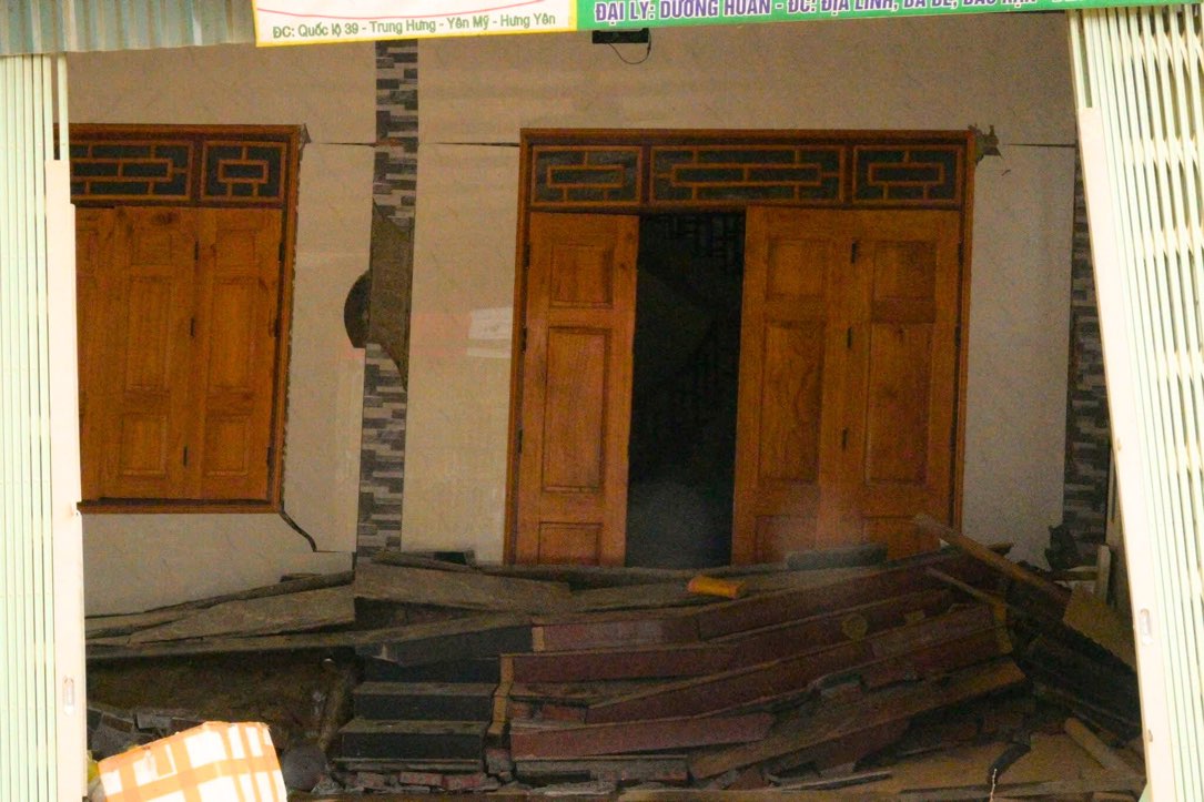 Mot so nha bi hu hong khien nguoi dan phai di doi khan cap nham dam bao an toan. Anh: Tuan Son.